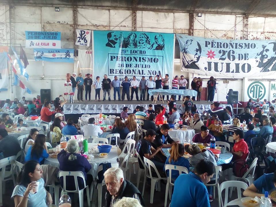 Comensales y compañeros en el escenario