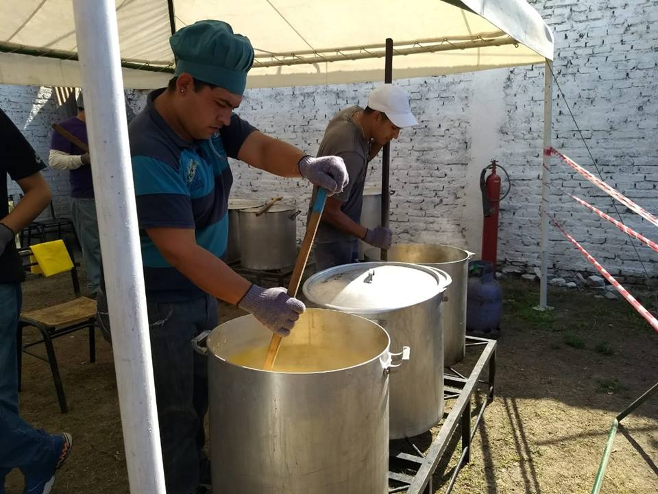 Preparando el locro